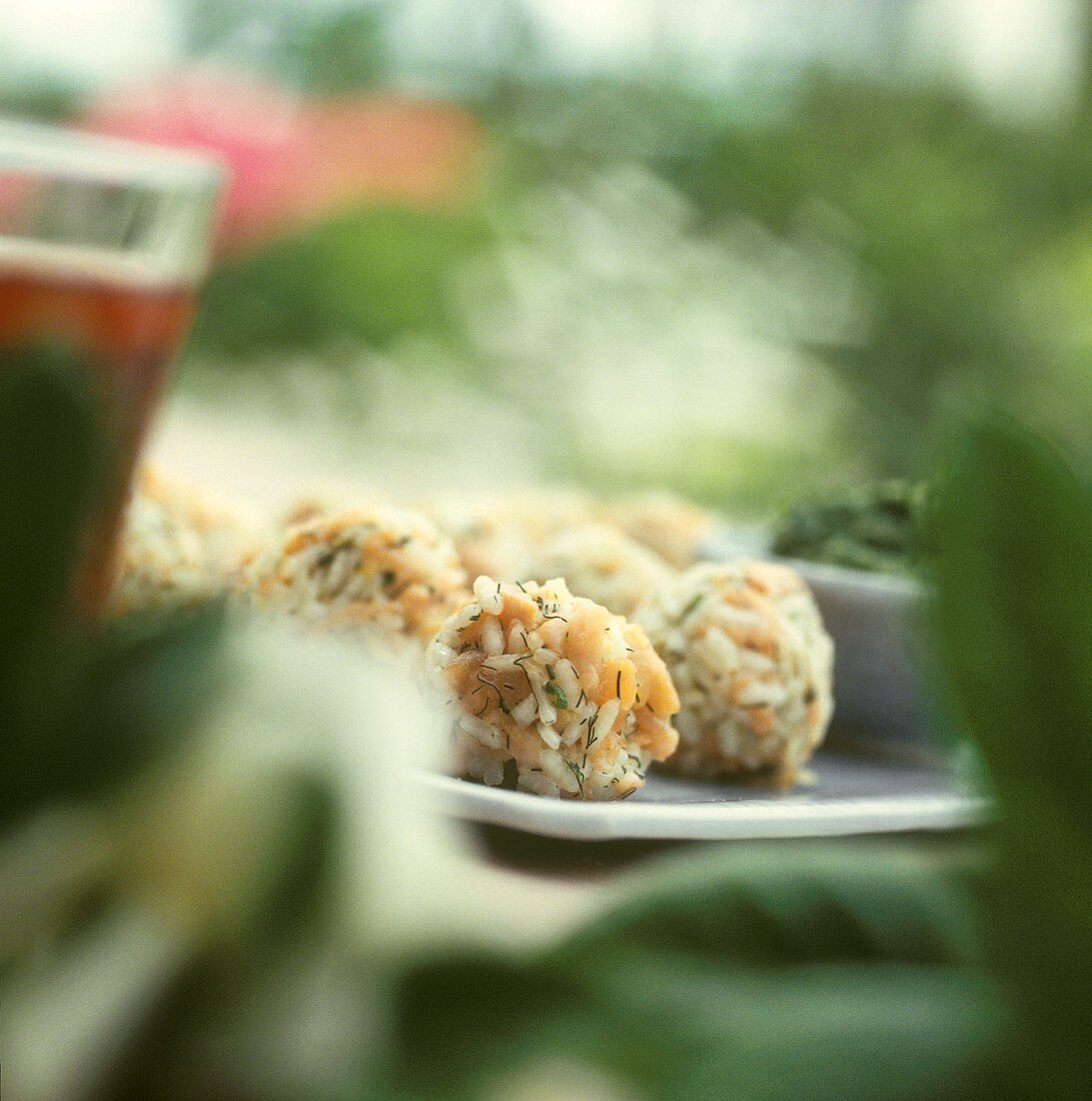 Reis-Lachs-Bällchen