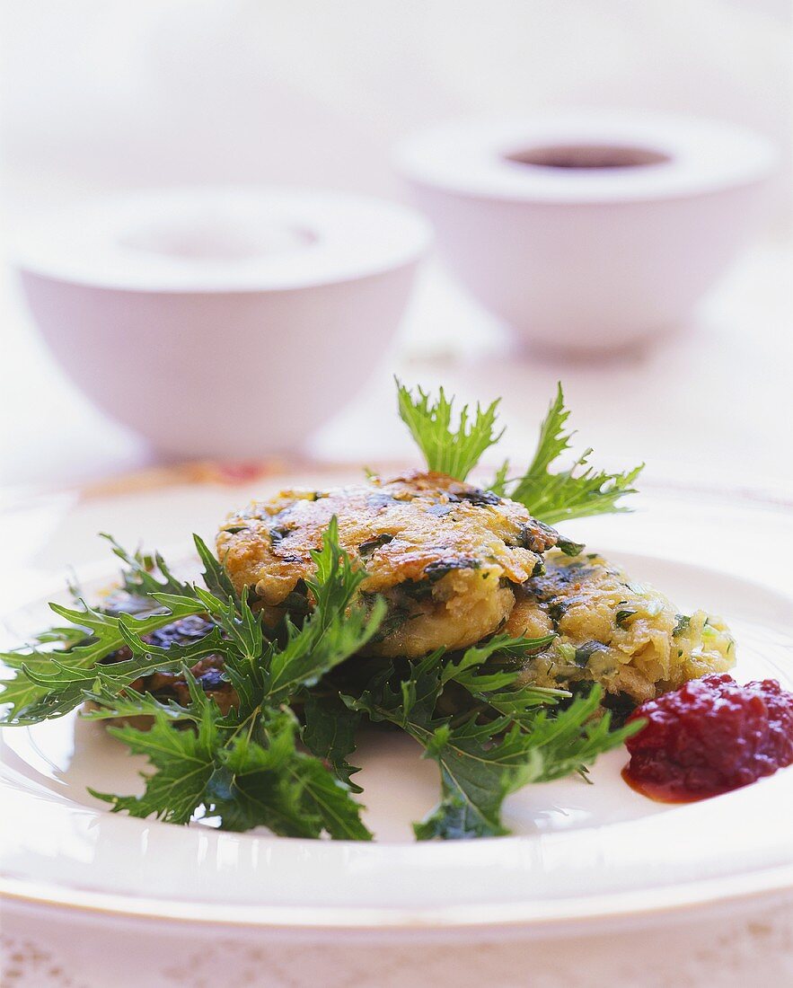 Rucola-Käse-Puffer und Johannisbeersauce