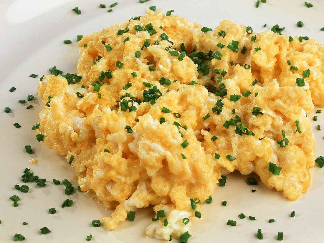 Scrambled egg with snipped chives