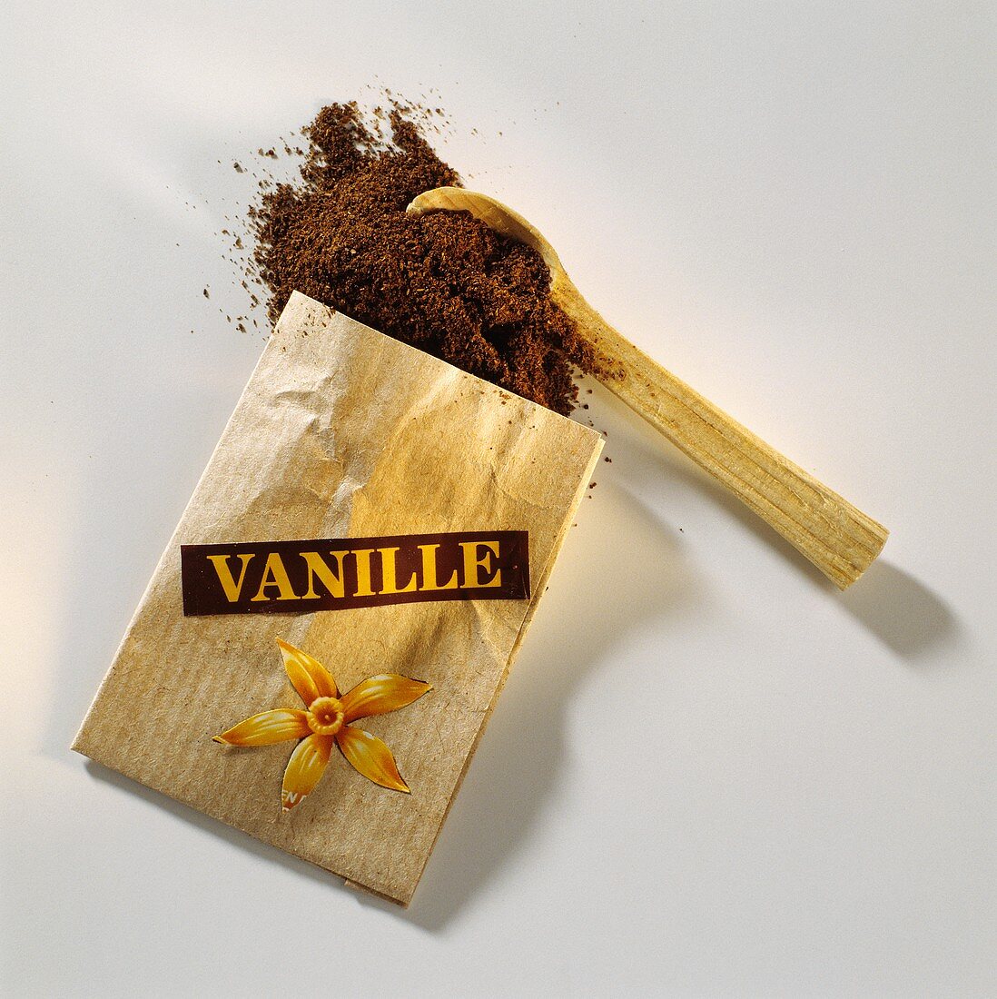 Vanillepulver aus einer Tüte mit Aufschrift Vanille & Löffel