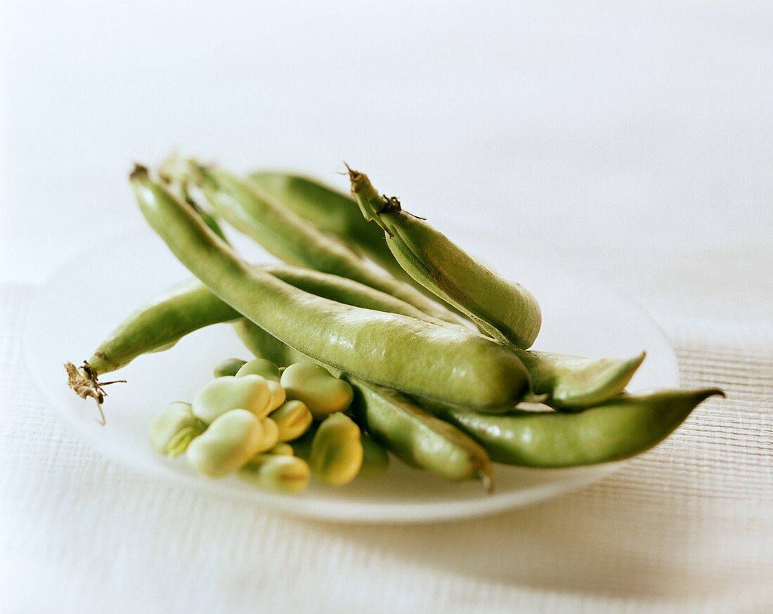 Broad beans, whole and bean kernels, in bowl