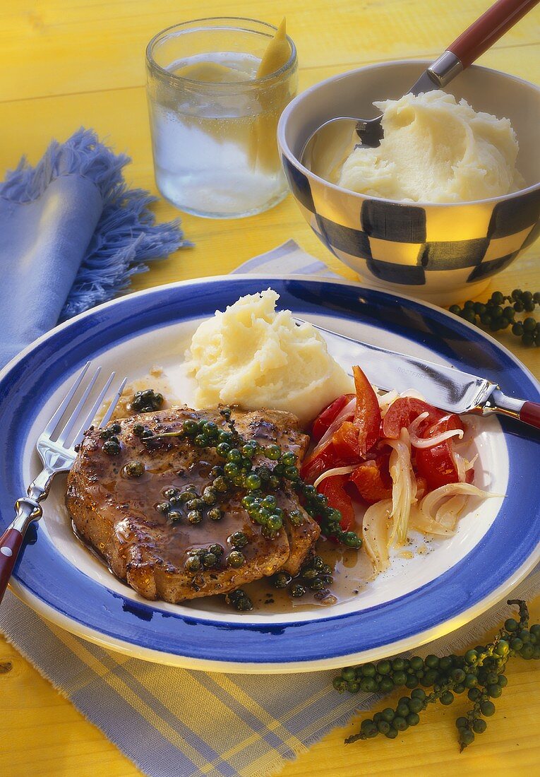 Schweinekoteletts mit grüner Pfeffersauce und Paprikagemüse