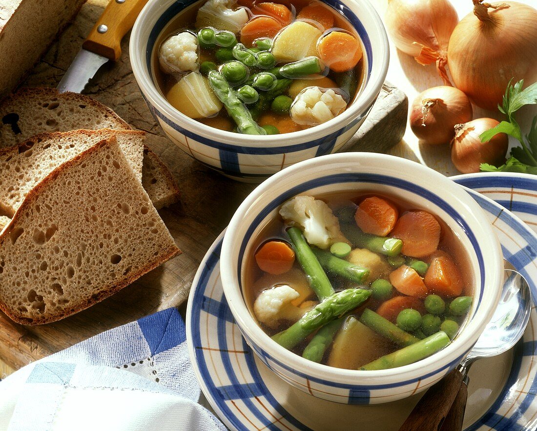 Colourful vegetable stew with green asparagus