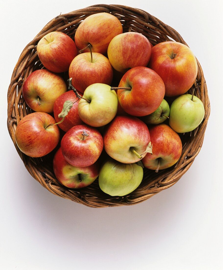 Verschiedene Apfelsorten in einem Korb