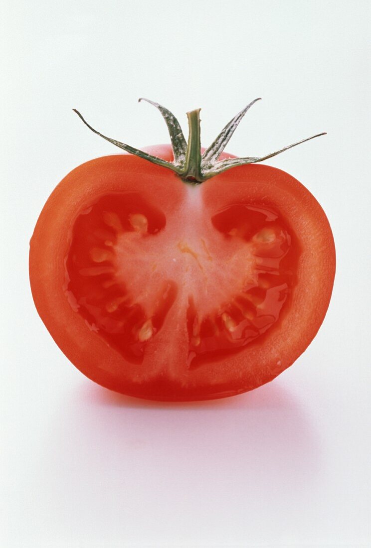 Eine halbe rote Tomate