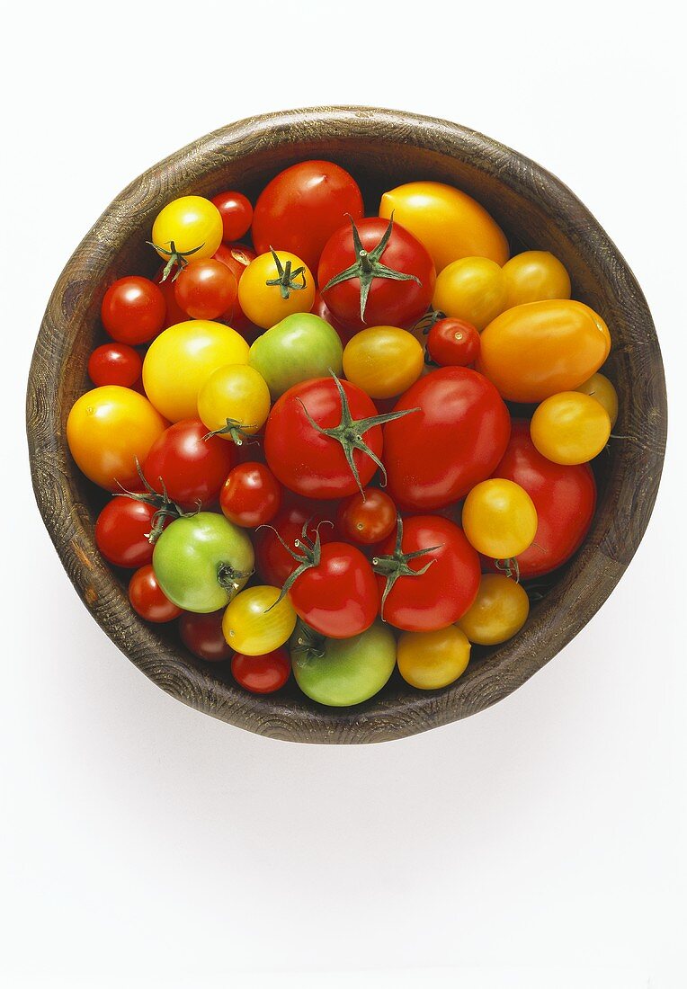 Tomaten (verschiedene Sorten) in einer Holzschüssel