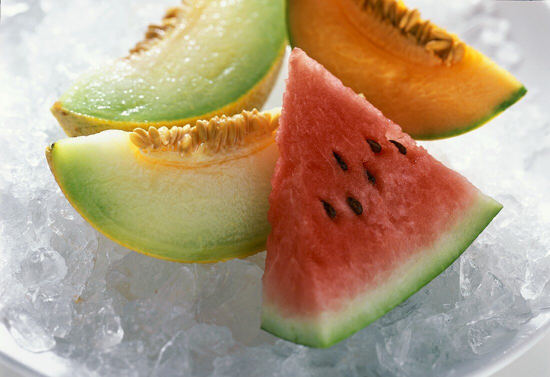 Melonenschnitze auf Eis (Galia-, Cavaillon-, Wassermelone)