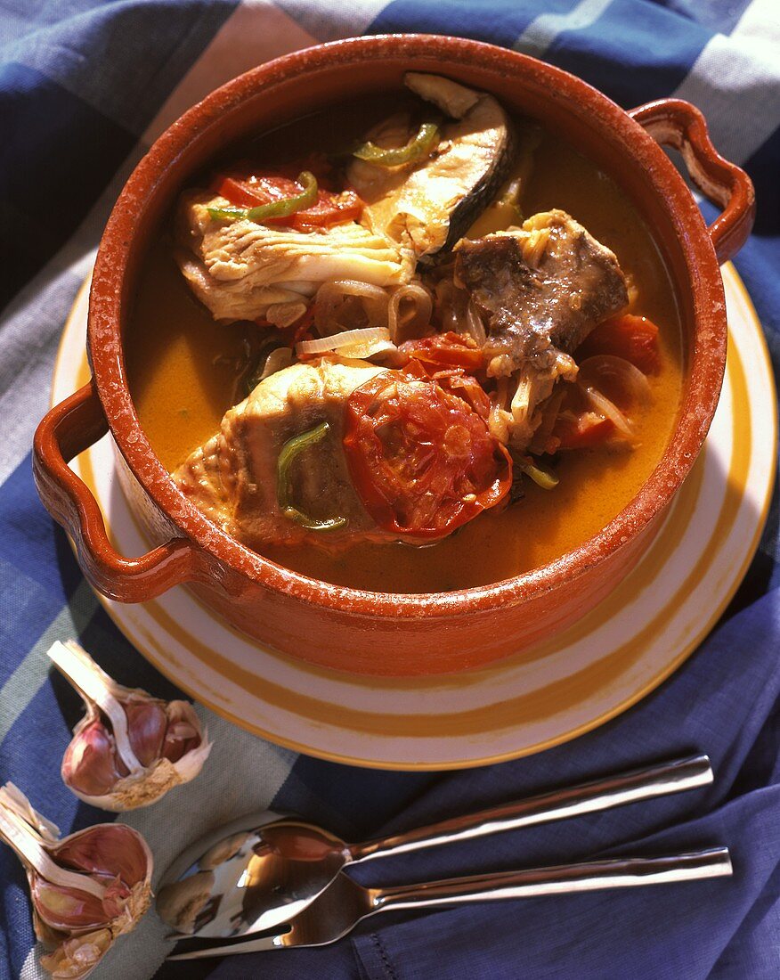 Fischeintopf mit Tomaten und Knoblauch (Portugal)
