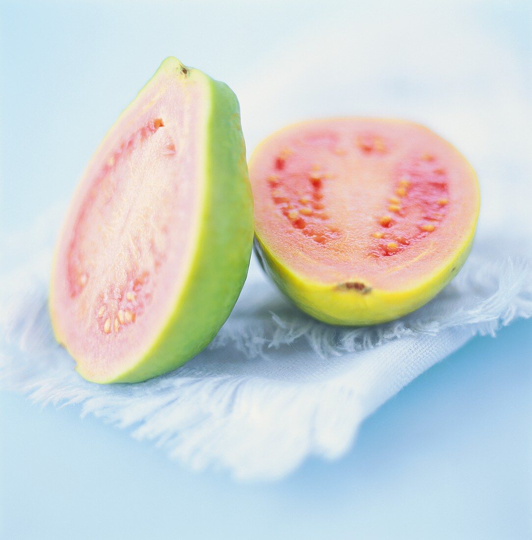 Eine halbierte Guave