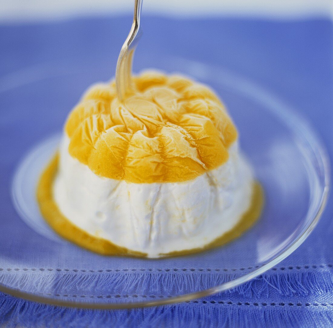Passionsfrucht-Eis-Dessert auf Glasteller