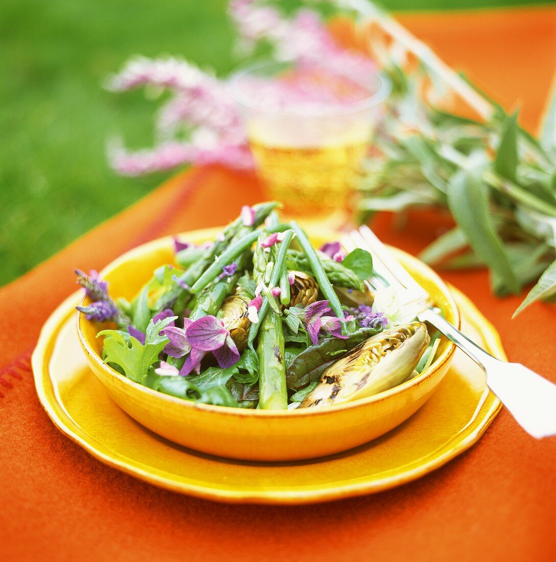 Grüner Spargelsalat mit Artischocken und Blüten