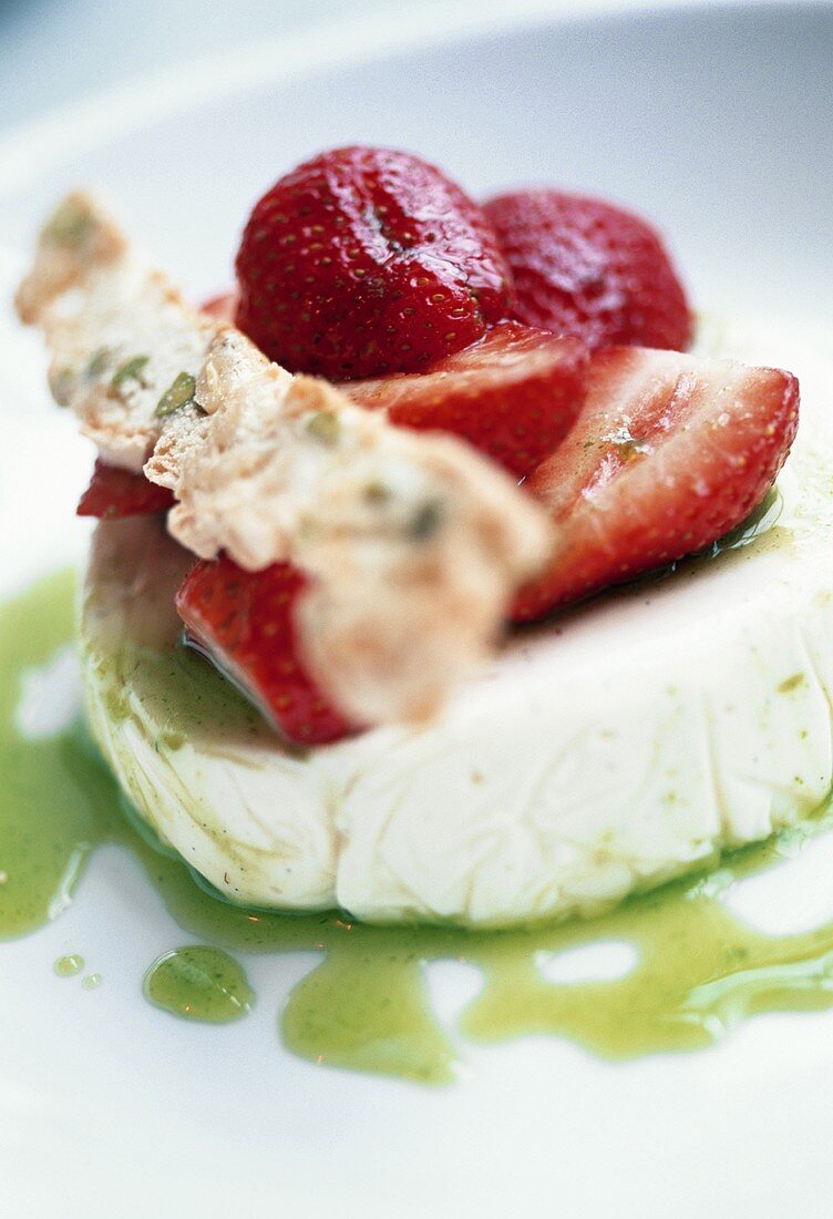 Strawberries on goat's cheese with kiwi sauce