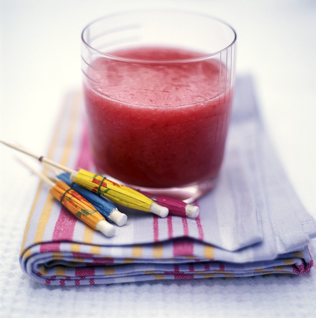 Himbeerdrink im Glas, Deko: Papierschirmchen