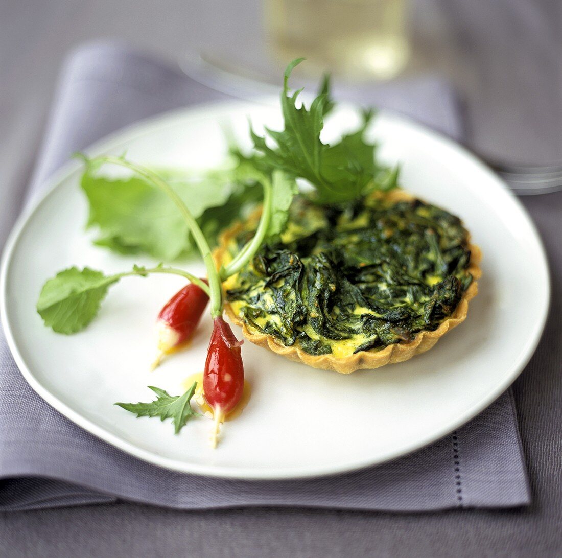 Spinach tartlet with two radishes