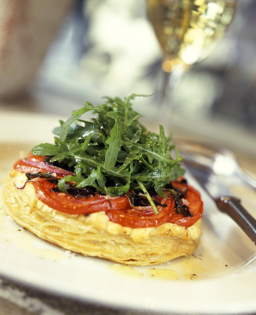 Ziegenkäse-Auberginen-Törtchen mit Tomaten und Rucola