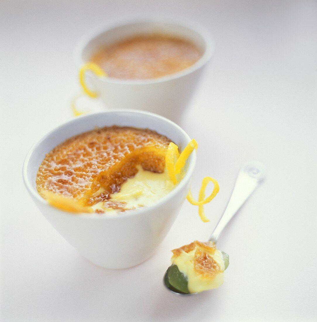 Creme brulee mit Zitronenzesten in Schälchen & auf Löffel