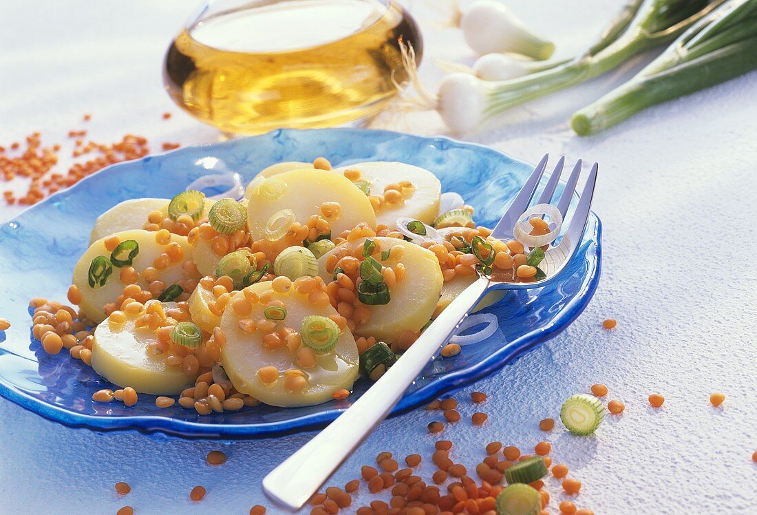 Kartoffelsalat mit roten Linsen