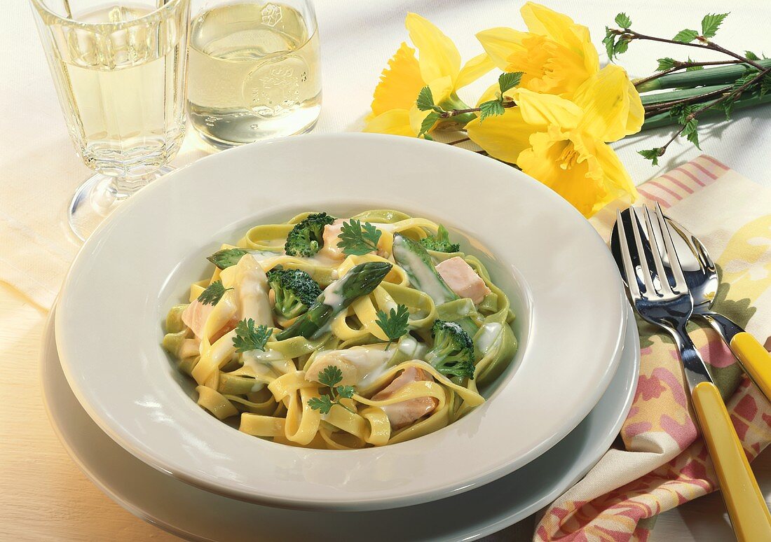 Ribbon noodles with salmon, broccoli & green asparagus tips