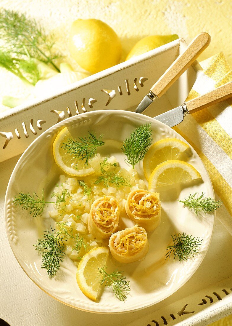 Nudelrollen mit Lachsfüllung & Fenchel-Zitronen-Gemüse