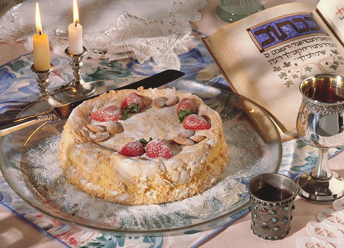 Israelischer Mandelkuchen mit Erdbeerdekoration