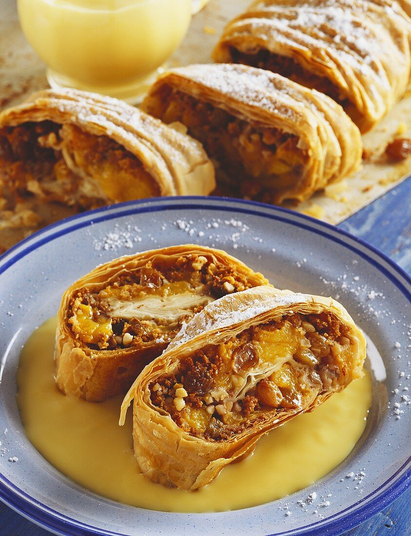 Pfirsich-Rosinen-Strudel mit Vanillepudding