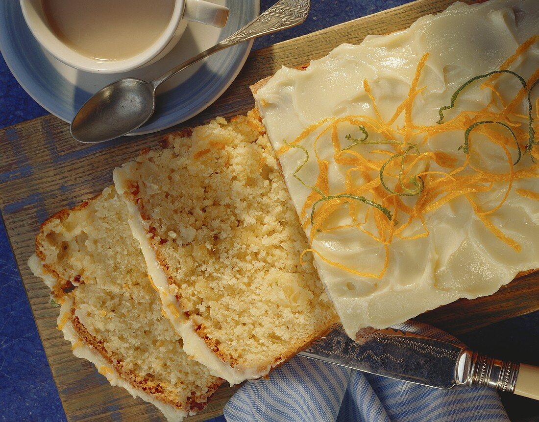 Ein Nuss-Möhrenkuchen mit weißem Guss & Orangenzesten