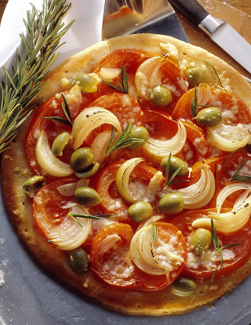 Pizza mit Tomaten, Zwiebel & Oliven