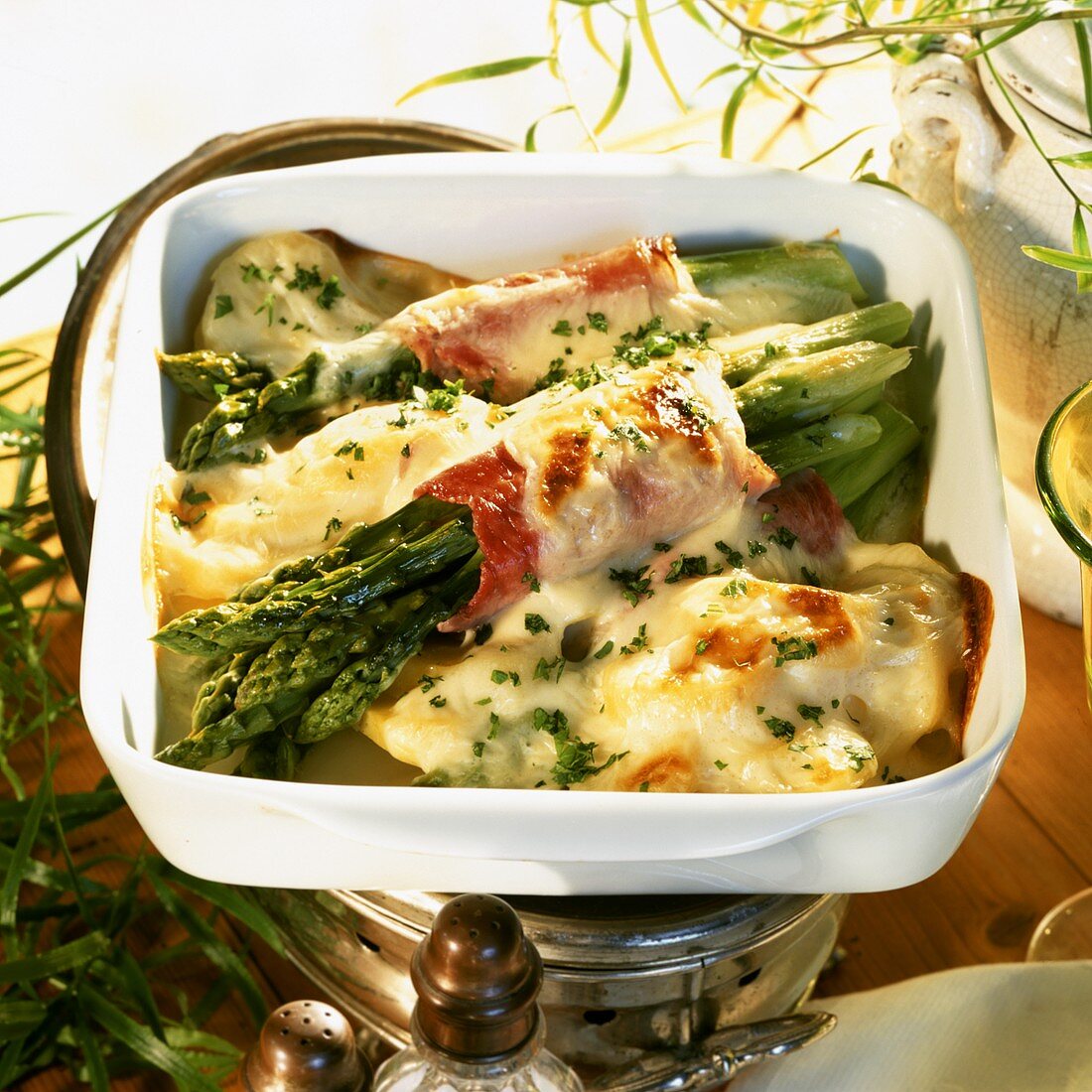 Gratin of green asparagus with ham