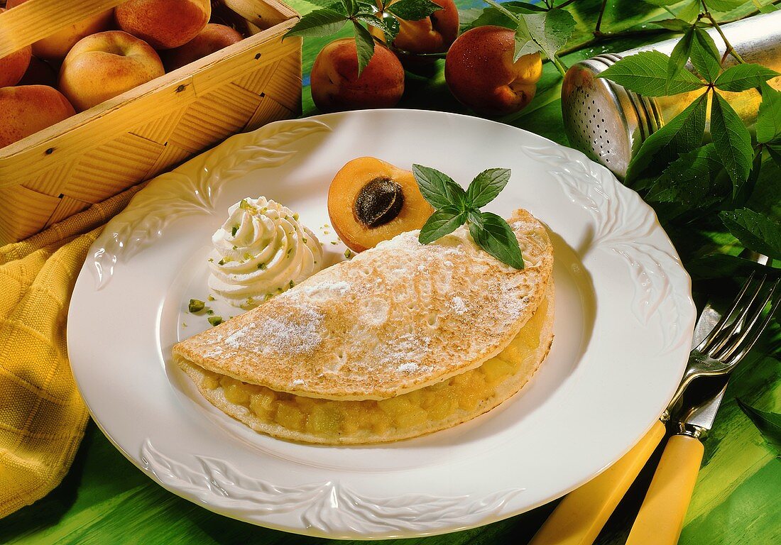 Pfannkuchen mit Aprikosen-Pfirsich-Füllung & Pistaziensahne