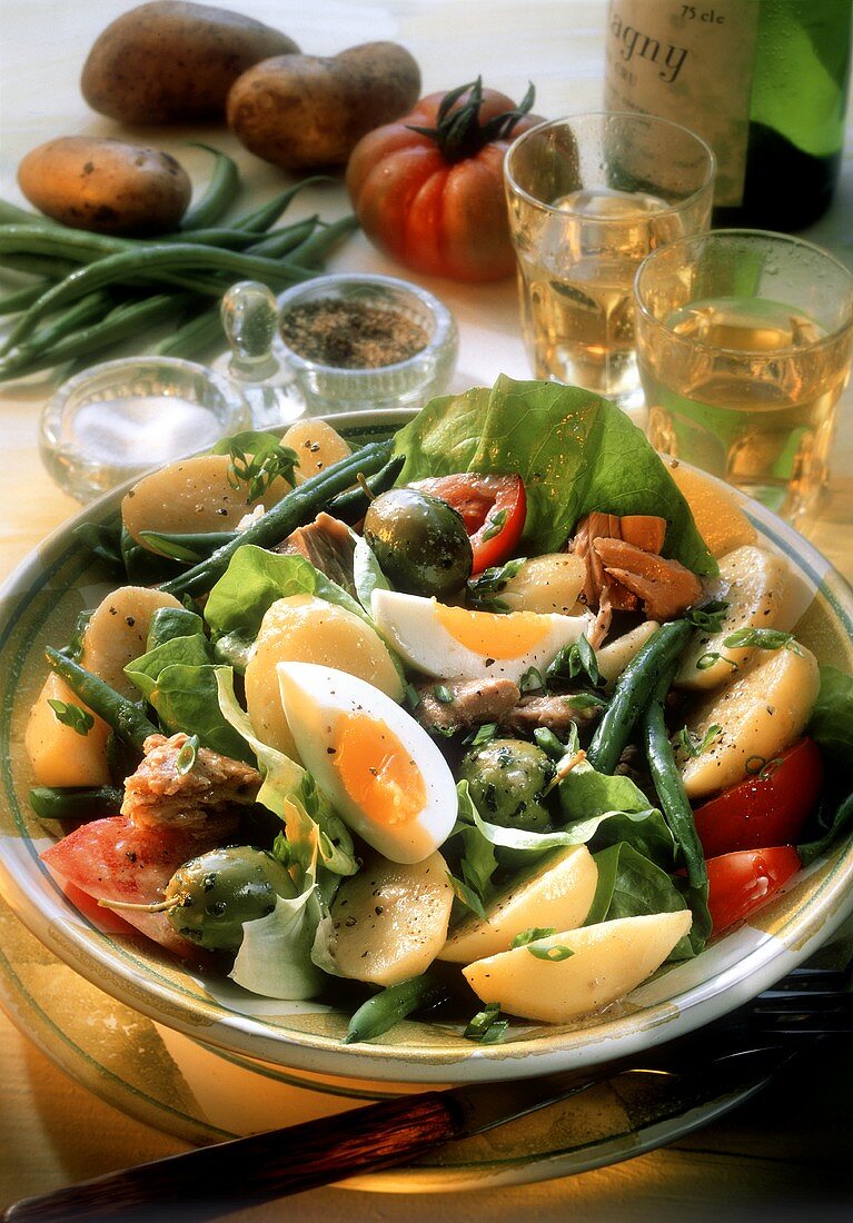Gemischter Gemüsesalat mit Ei, Thunfisch & Salami