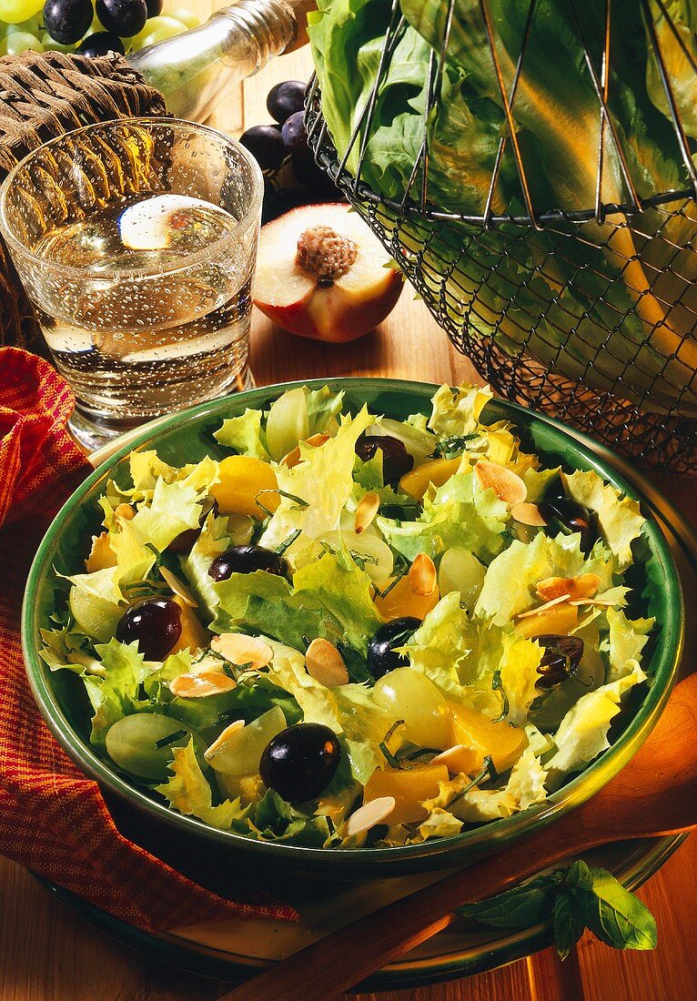 Grüner Blattsalat mit Trauben, Pfirsichstücken & Mandeln