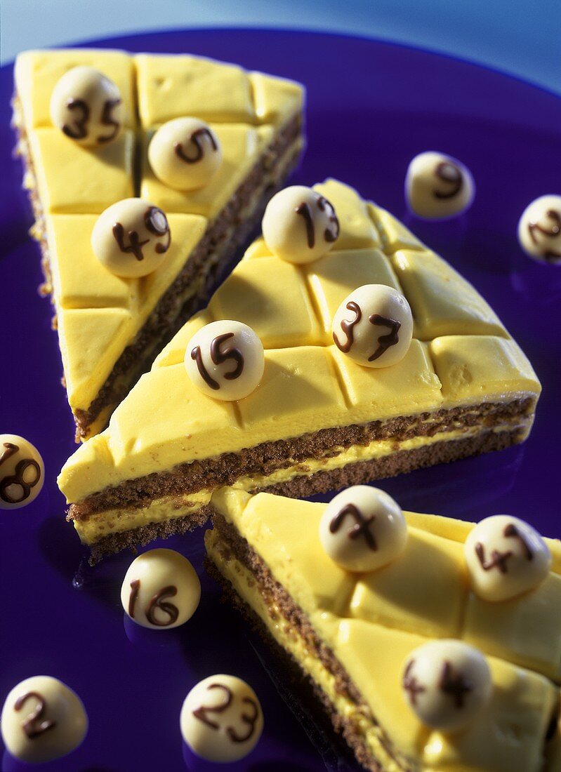 Lotto-Torte (Schokoladen-Torte mit Eierlikörhaube)
