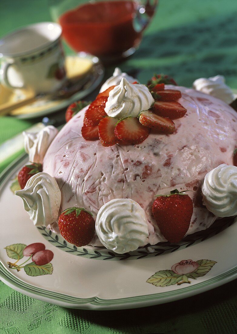 Erdbeer-Kuppel (Eistorte mit Erdbeeren & Baiserhauben)