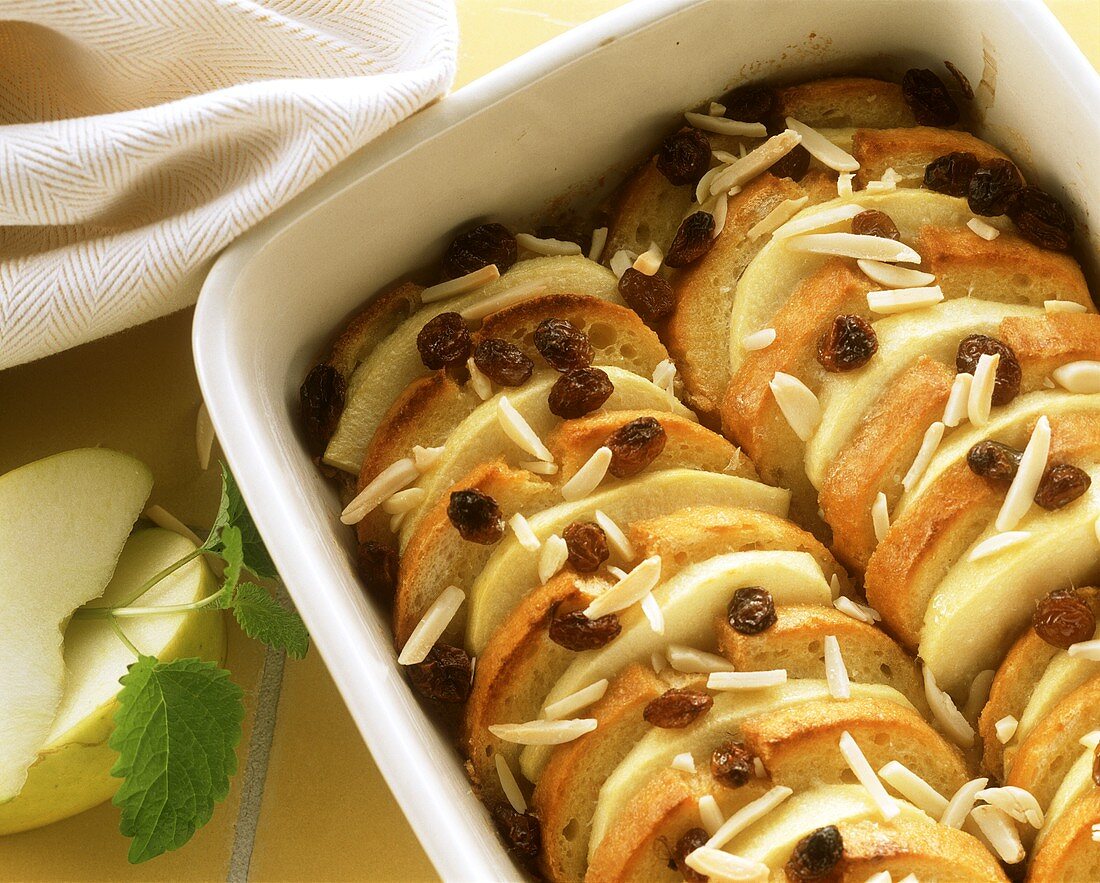 Scheiterhaufen (Apfel-Brot-Auflauf mit Rosinen)