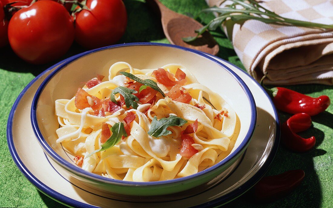 Pasta all'emiliana (Bandnudeln mit Tomate, Rucola, Schinken)