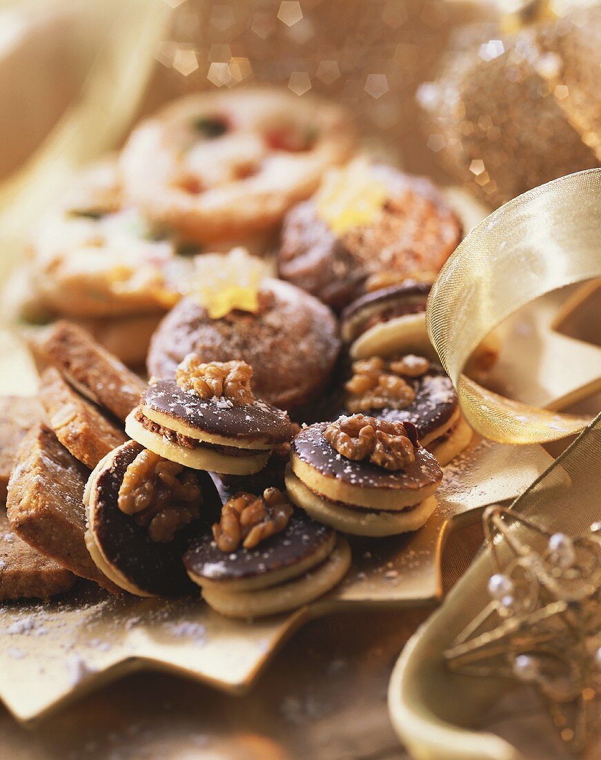 Knusprige Weihnachtsplätzchen auf goldfarbenem Sternteller