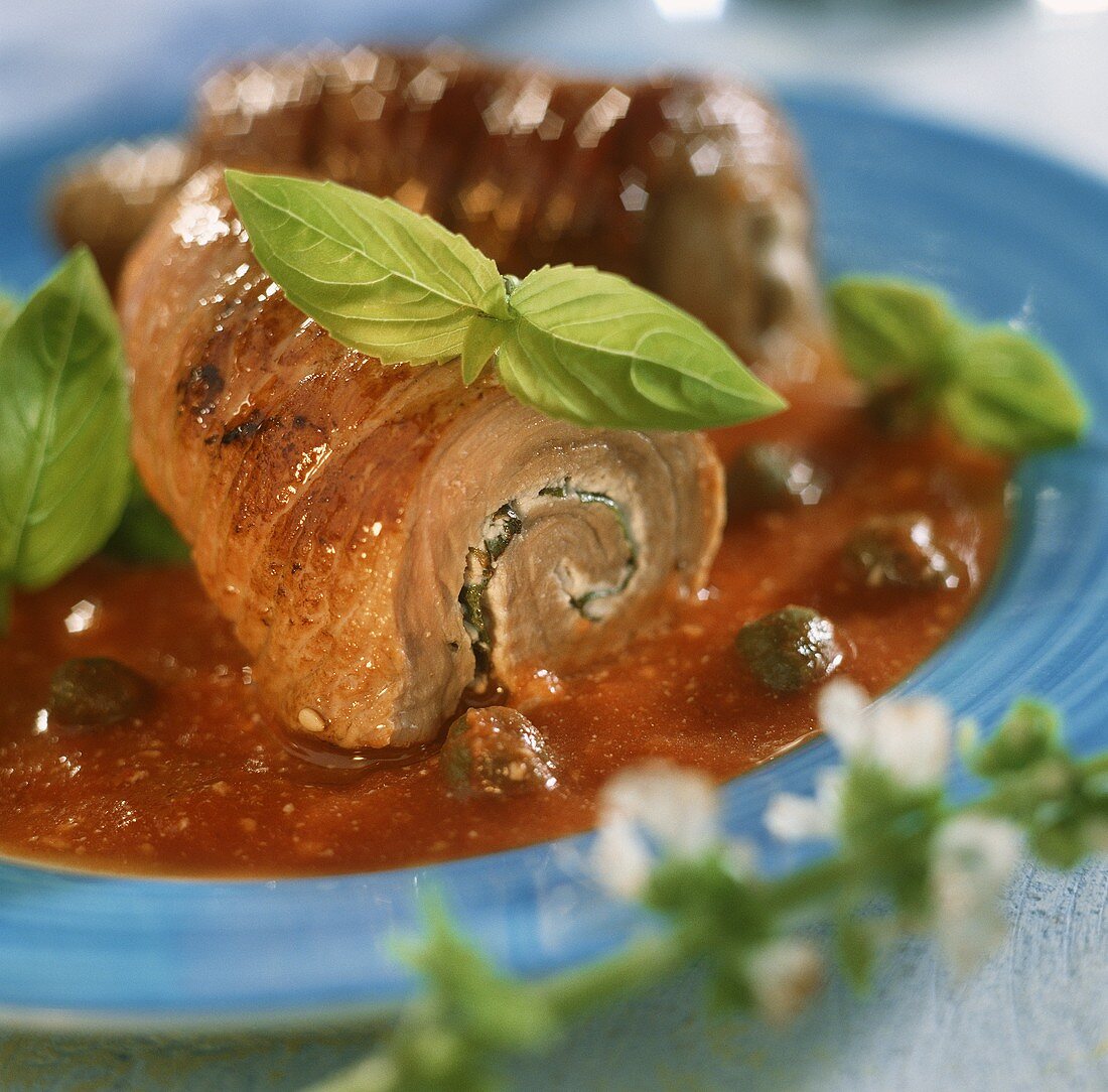 Involtini di vitello (Kalbsröllchen in Tomatensauce, Italien)