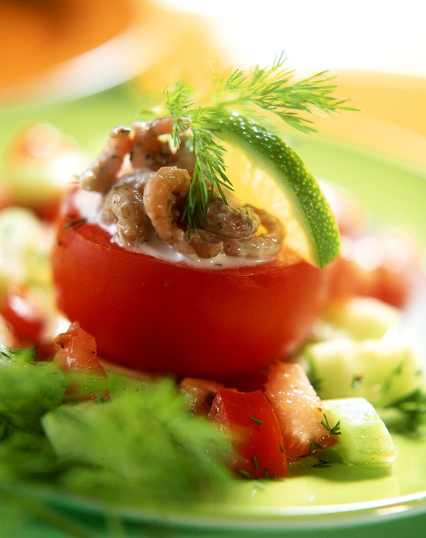 Tomate mit Garnelensalat gefüllt