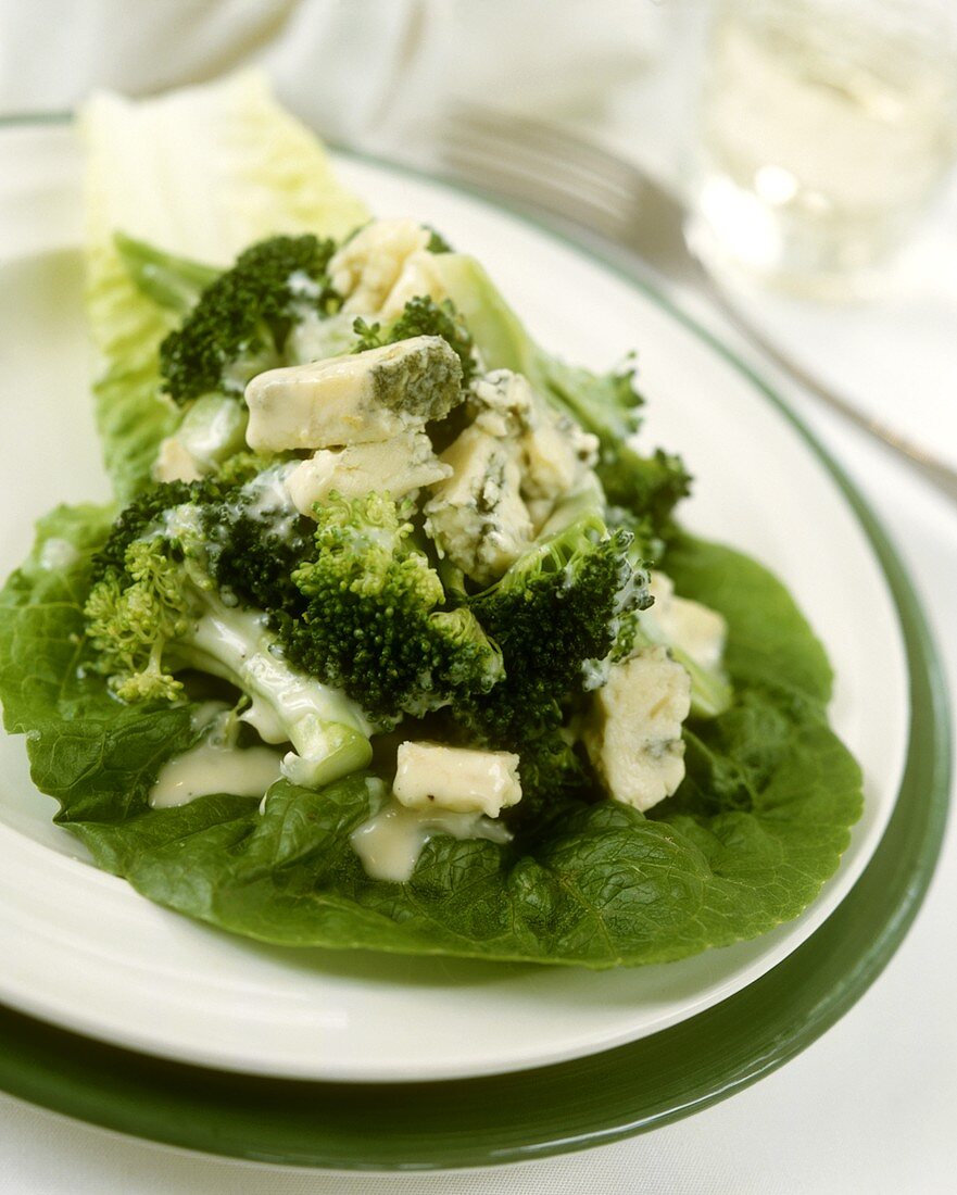 Broccoli with blue cheese on lettuce