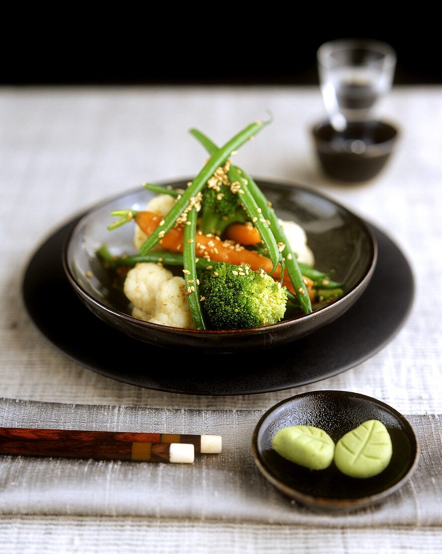 Sesamgemüse im Schälchen und grüne Wasabi-Paste
