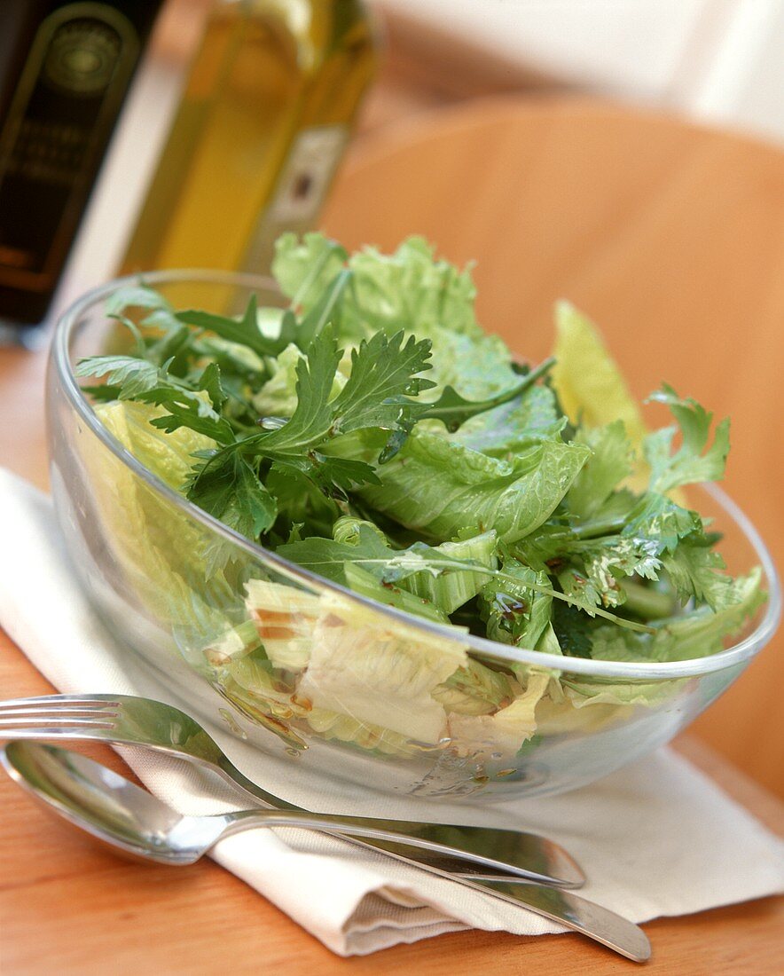 Blattsalat mit Essig-ÖL-Dressing in Glasschüssel