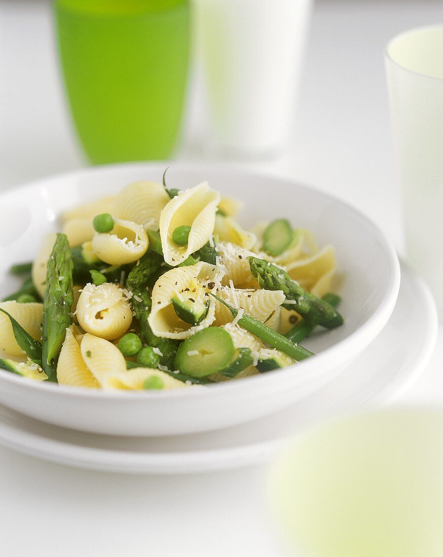 Conchiglie primavera (Pasta with green asparagus and peas)