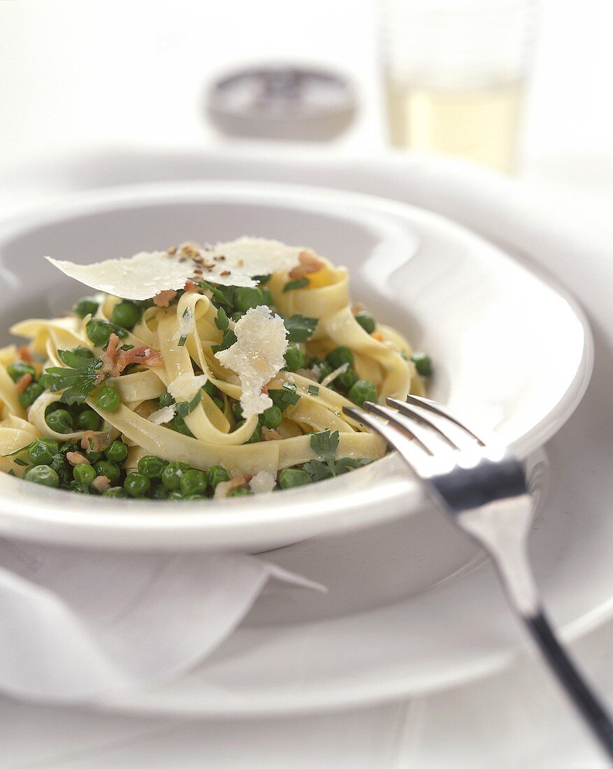 Tagliatelle alla contadina (Ribbon pasta with peas & bacon)