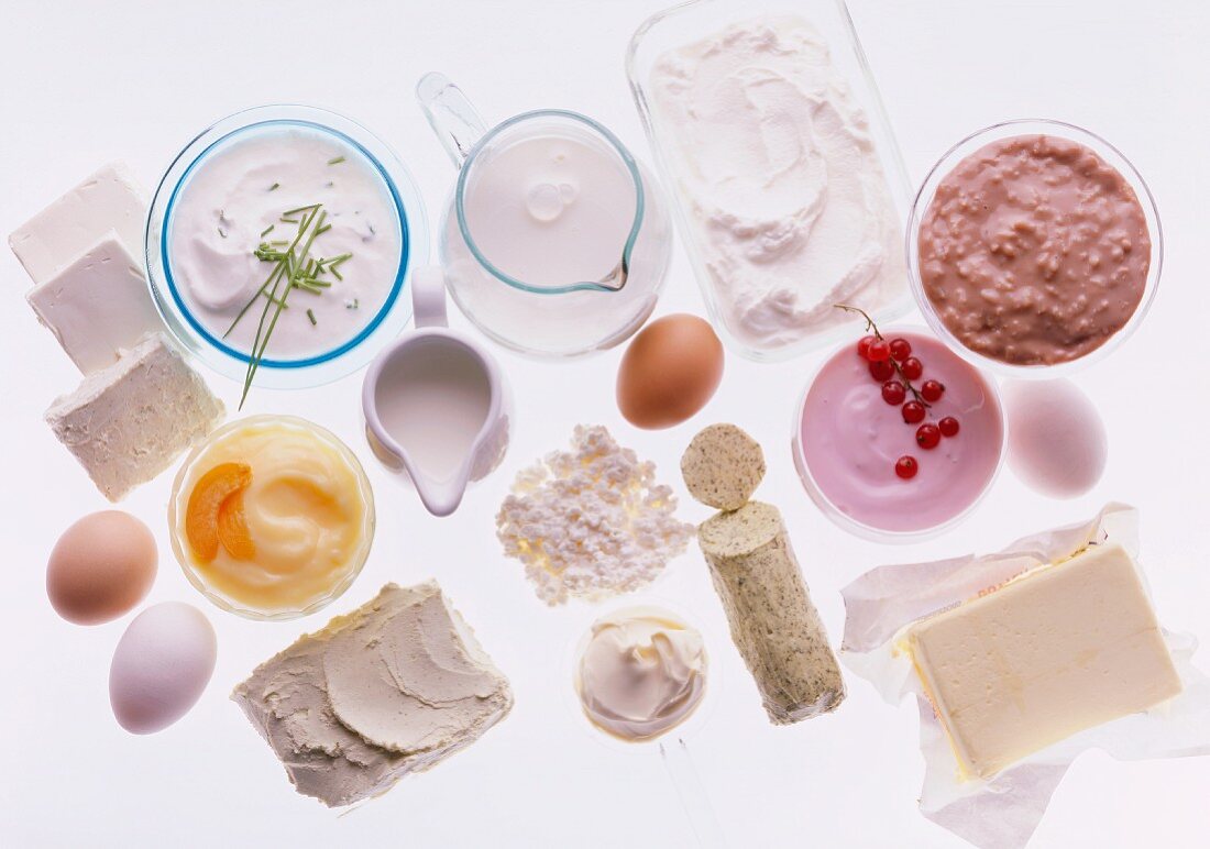 Verschiedene Milchprodukte und Eier