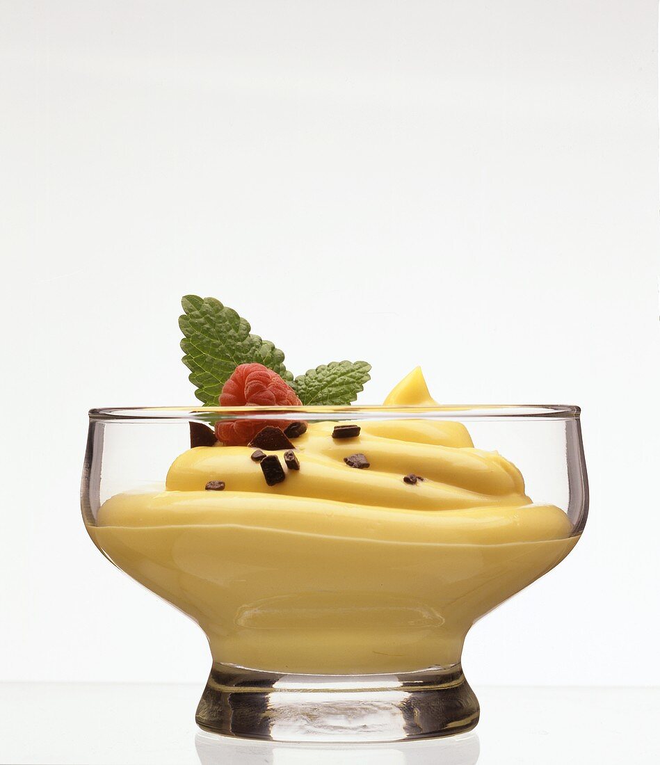 Vanilla mousse with chocolate flakes & raspberries in glass