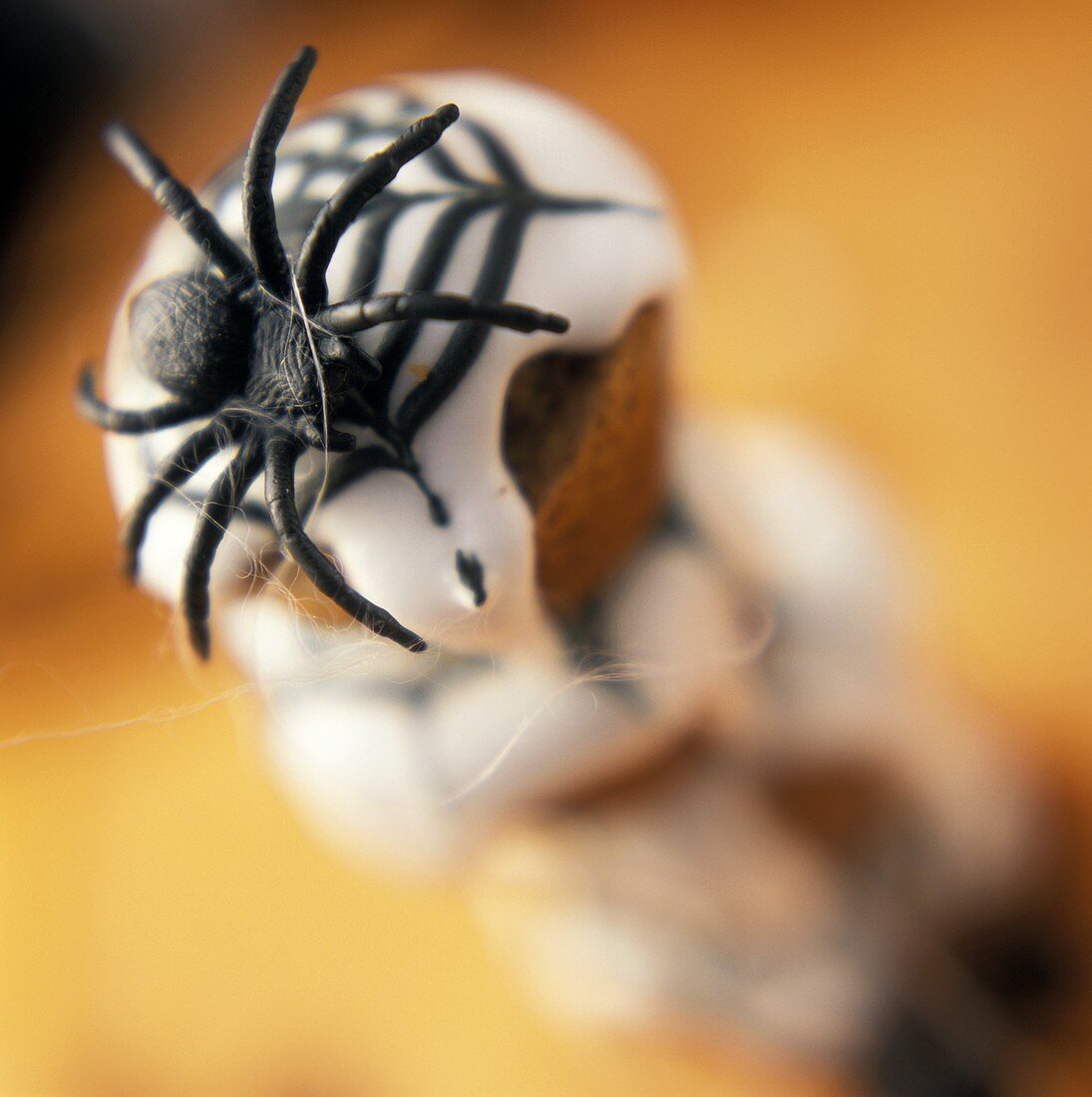 Türmchen aus Halloween-Muffins mit Spinnennetzglasur