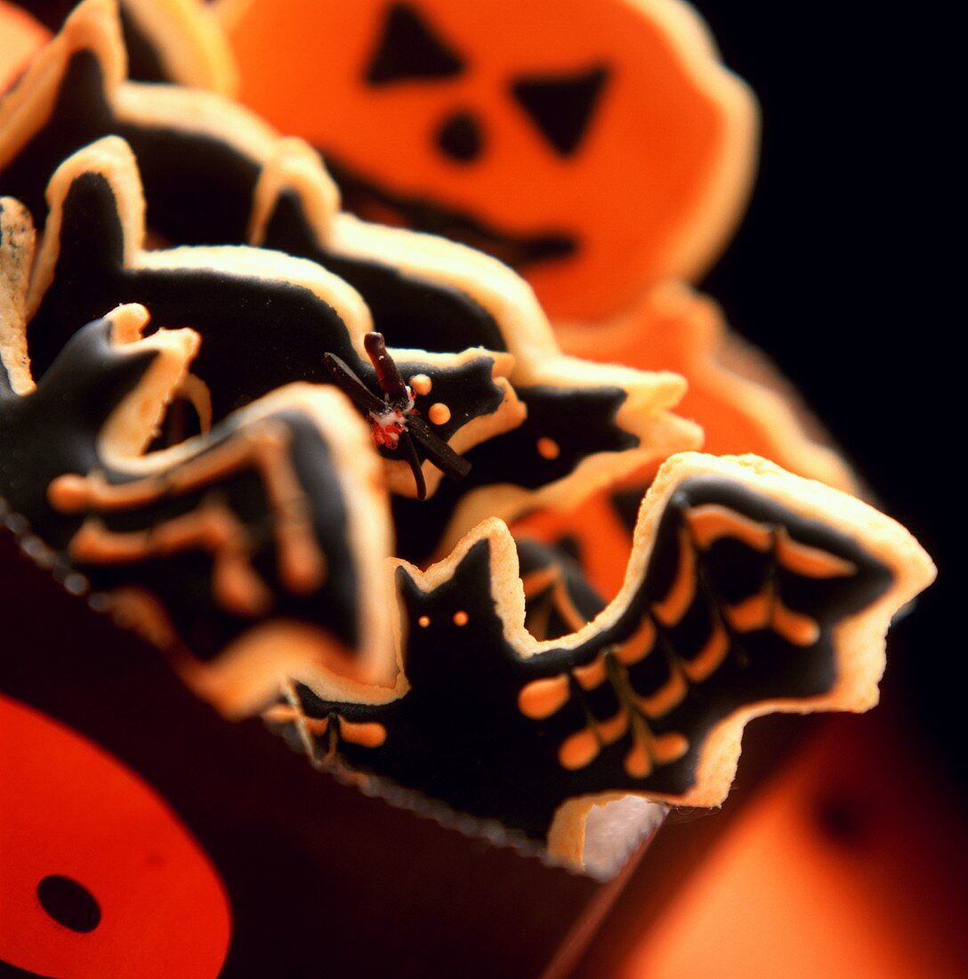 Ein Geschenktütchen mit Halloweenplätzchen