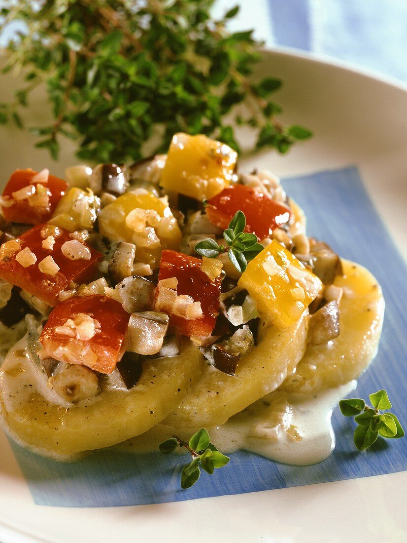 Paprika-Auberginen-Gemüse mit Kartoffeln und Gorgonzola