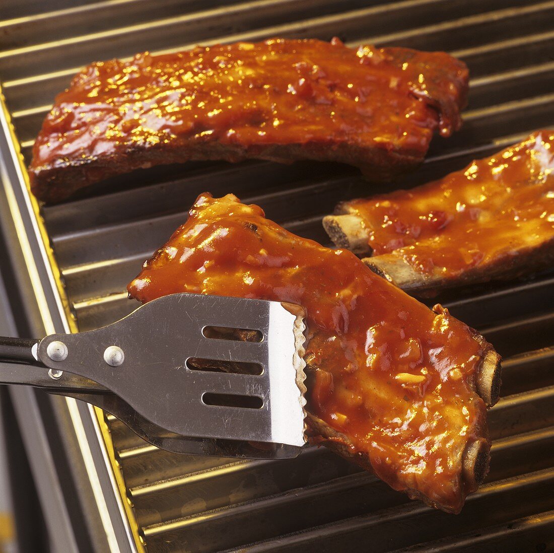 Spare-ribs with barbecue glaze on electric grill