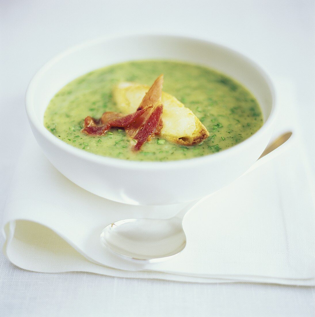 Kräutercremesuppe mit Brot und Bacon